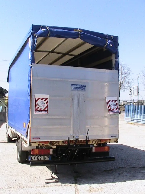 Rampa idraulica chiusa su veicolo commerciale