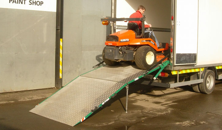 Rampa pieghevole servoassistita portata fino a 1800kg per furgoni Ford Transit- serie ME