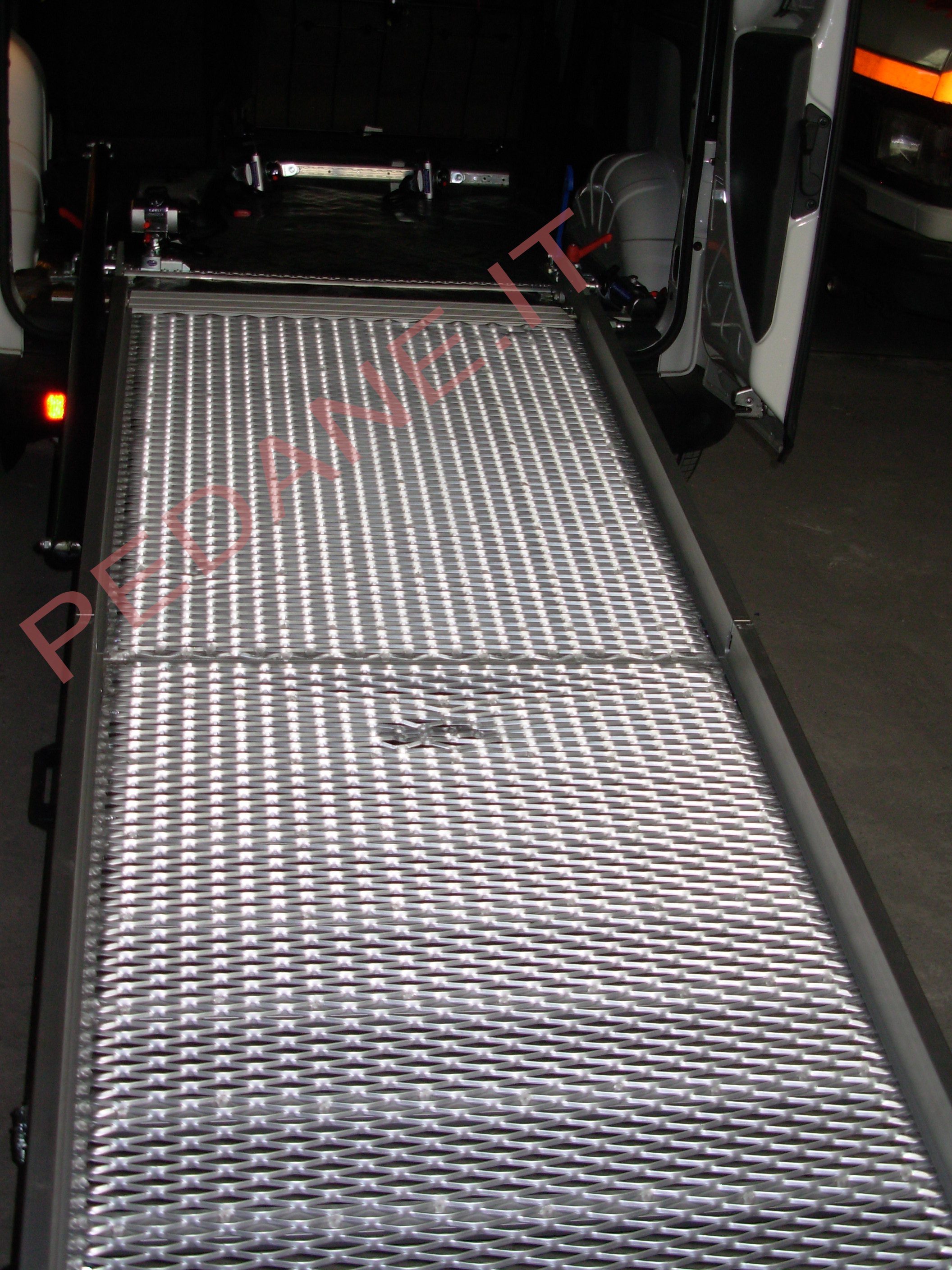 Rampa pieghevole servoassistita portata fino a 500kg per furgoni Citroen Jumpy - serie PCR