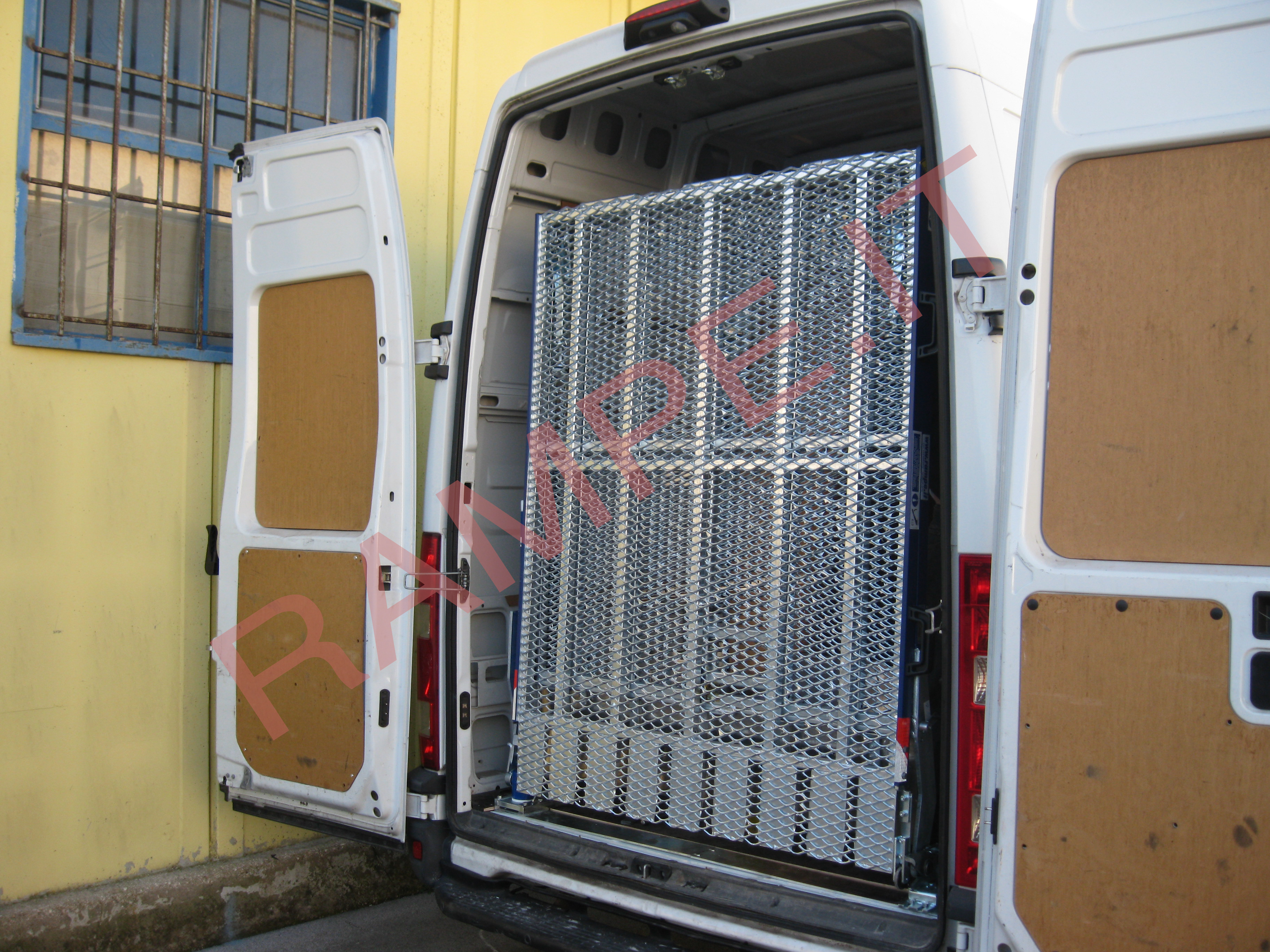 Rampa pieghevole servoassistita portata fino a 500kg per furgoni Fiat Doblo - serie PCR