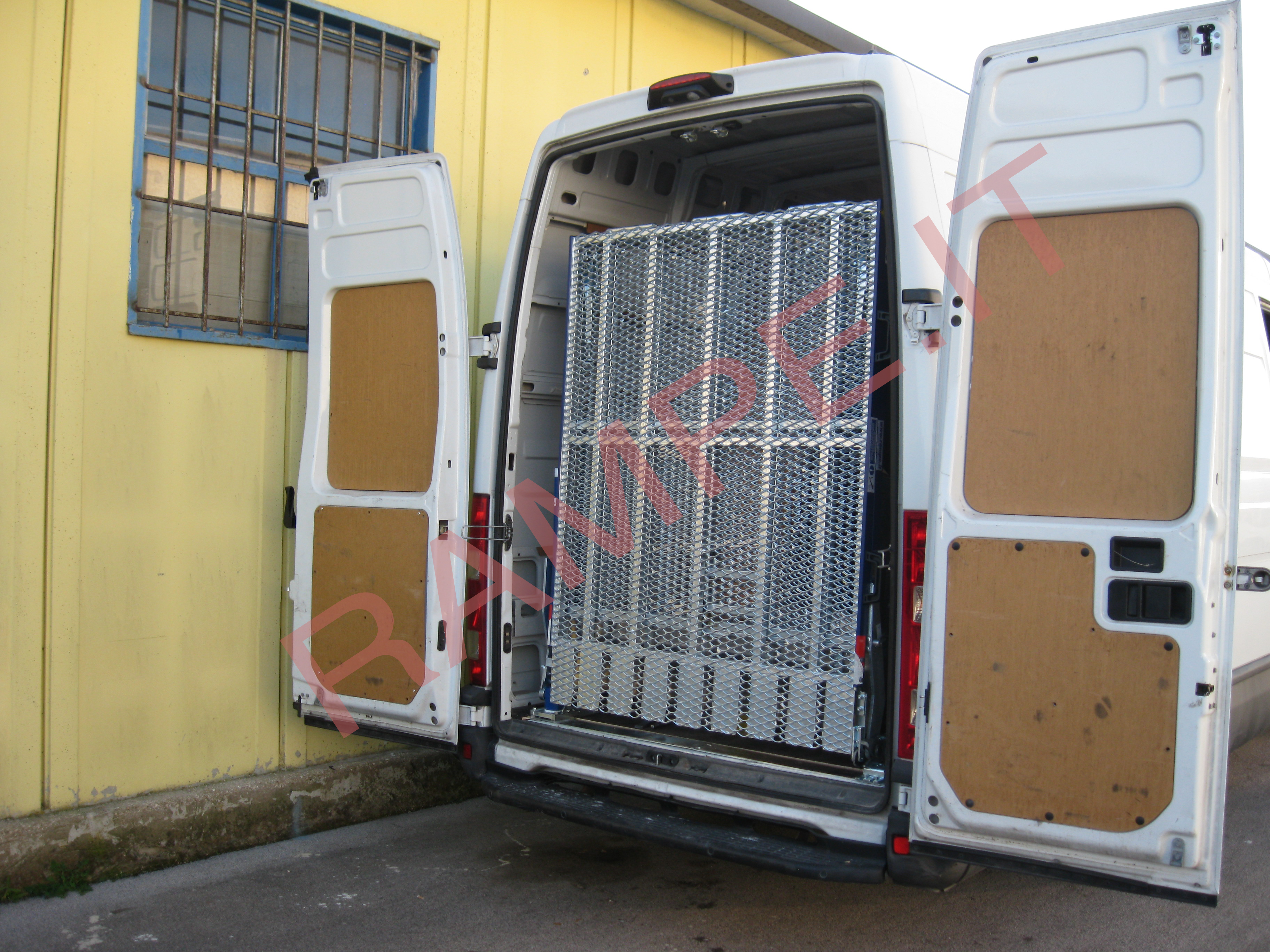 Rampa pieghevole servoassistita portata fino a 500kg per furgoni Fiat Ducato - serie PCR