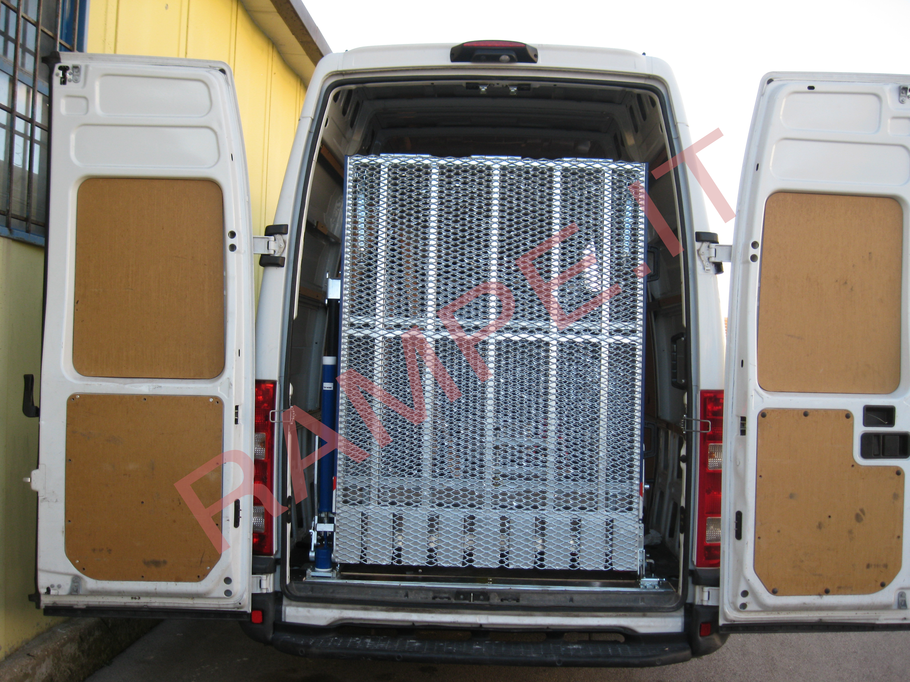 Rampa pieghevole servoassistita portata fino a 500kg per furgoni Fiat Scudo - serie PCR