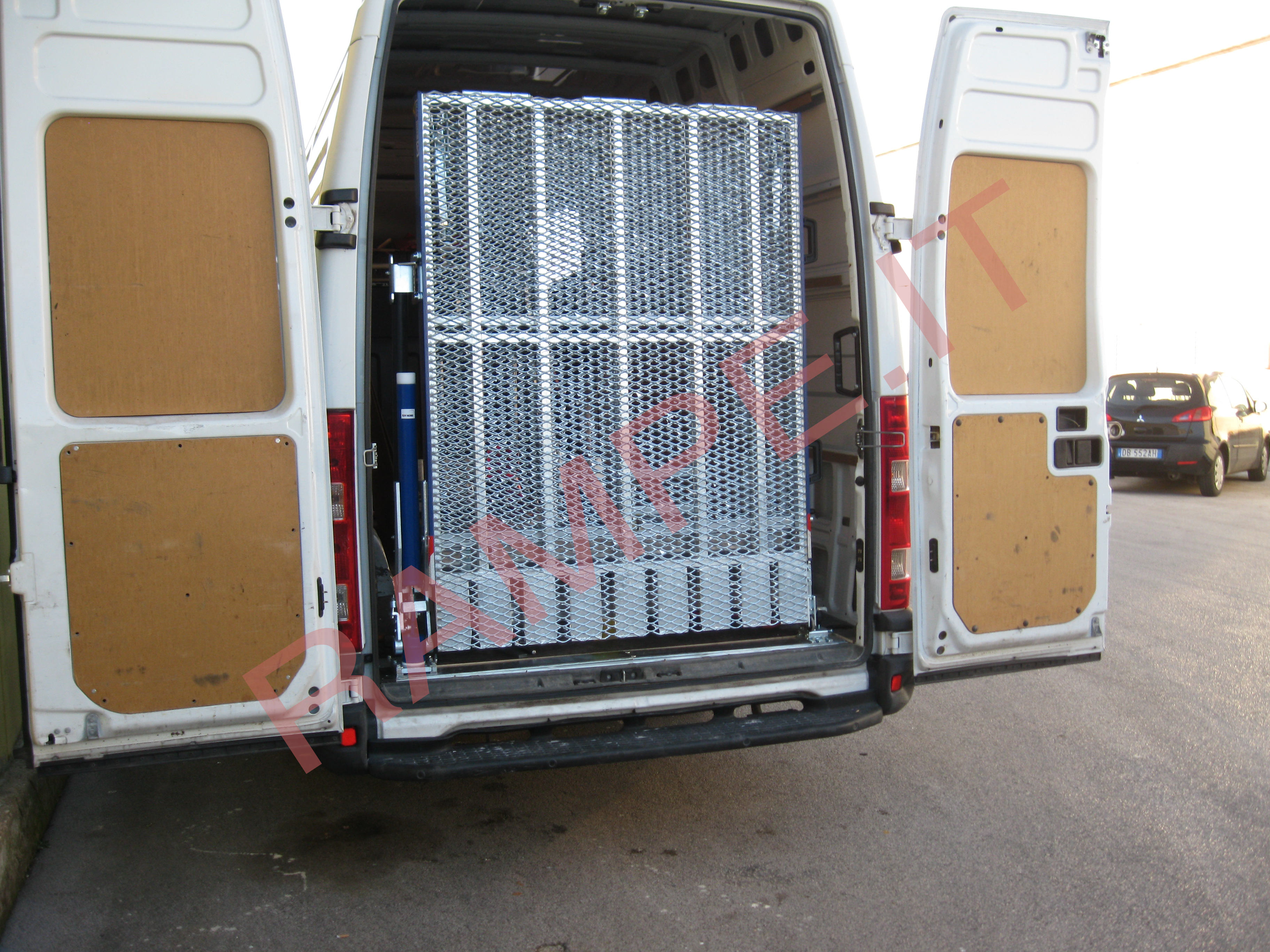 Rampa pieghevole servoassistita portata fino a 500kg per furgoni Ford Conncet - serie PCR