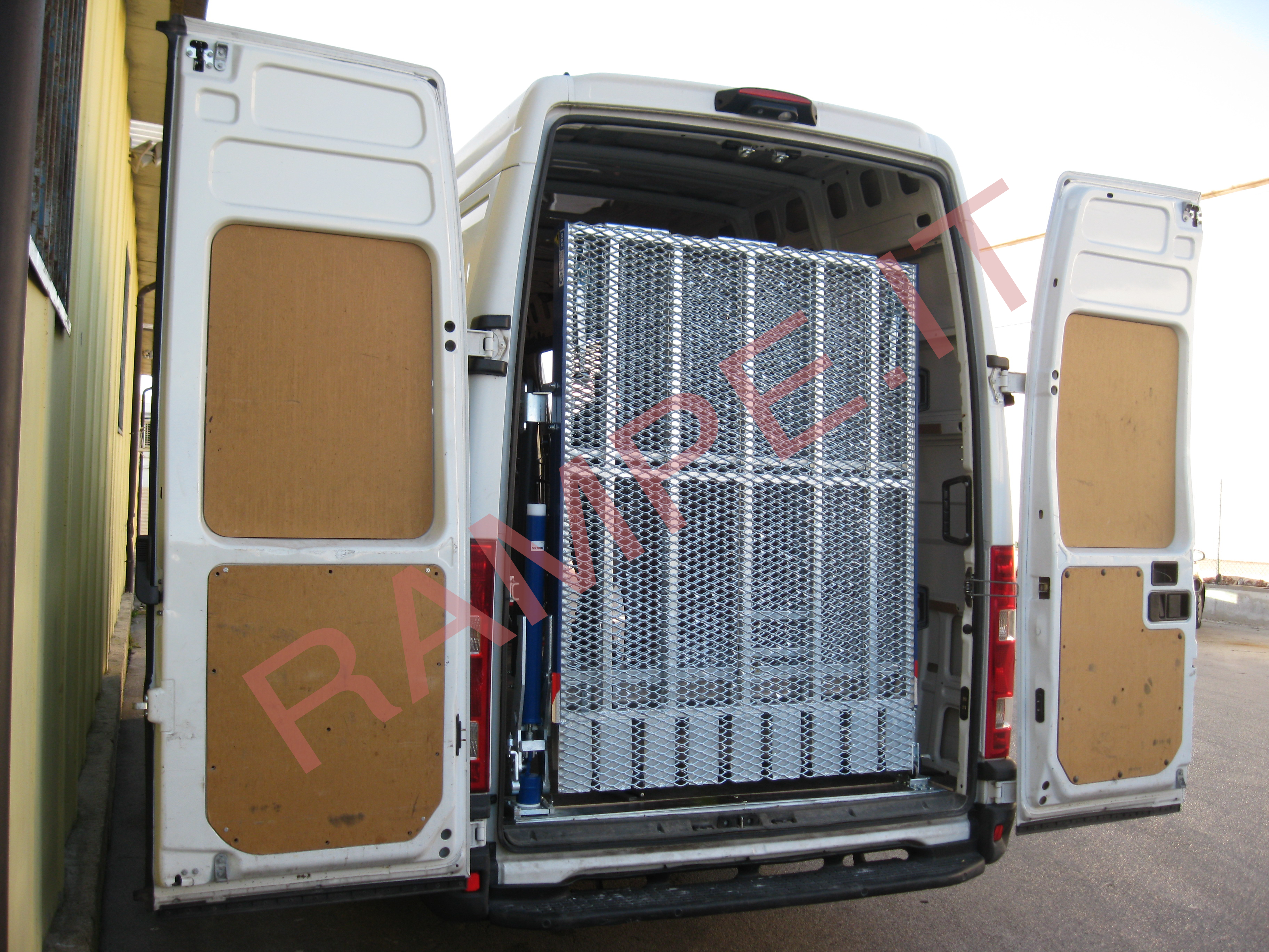Rampa pieghevole servoassistita portata fino a 500kg per furgoni Ford Transit - serie PCR