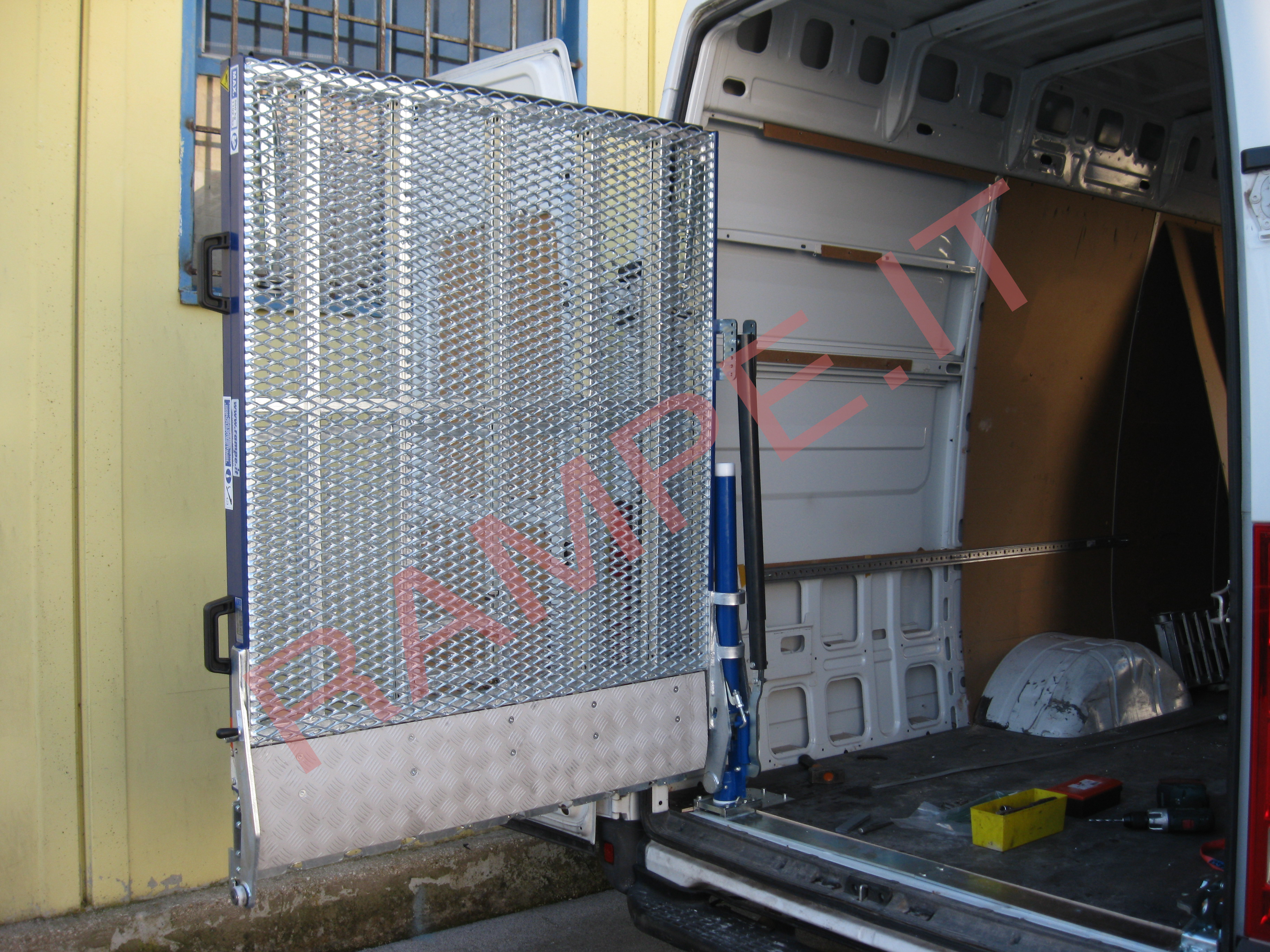 Rampa pieghevole servoassistita portata fino a 500kg per furgoni Opel Combo - serie PCR