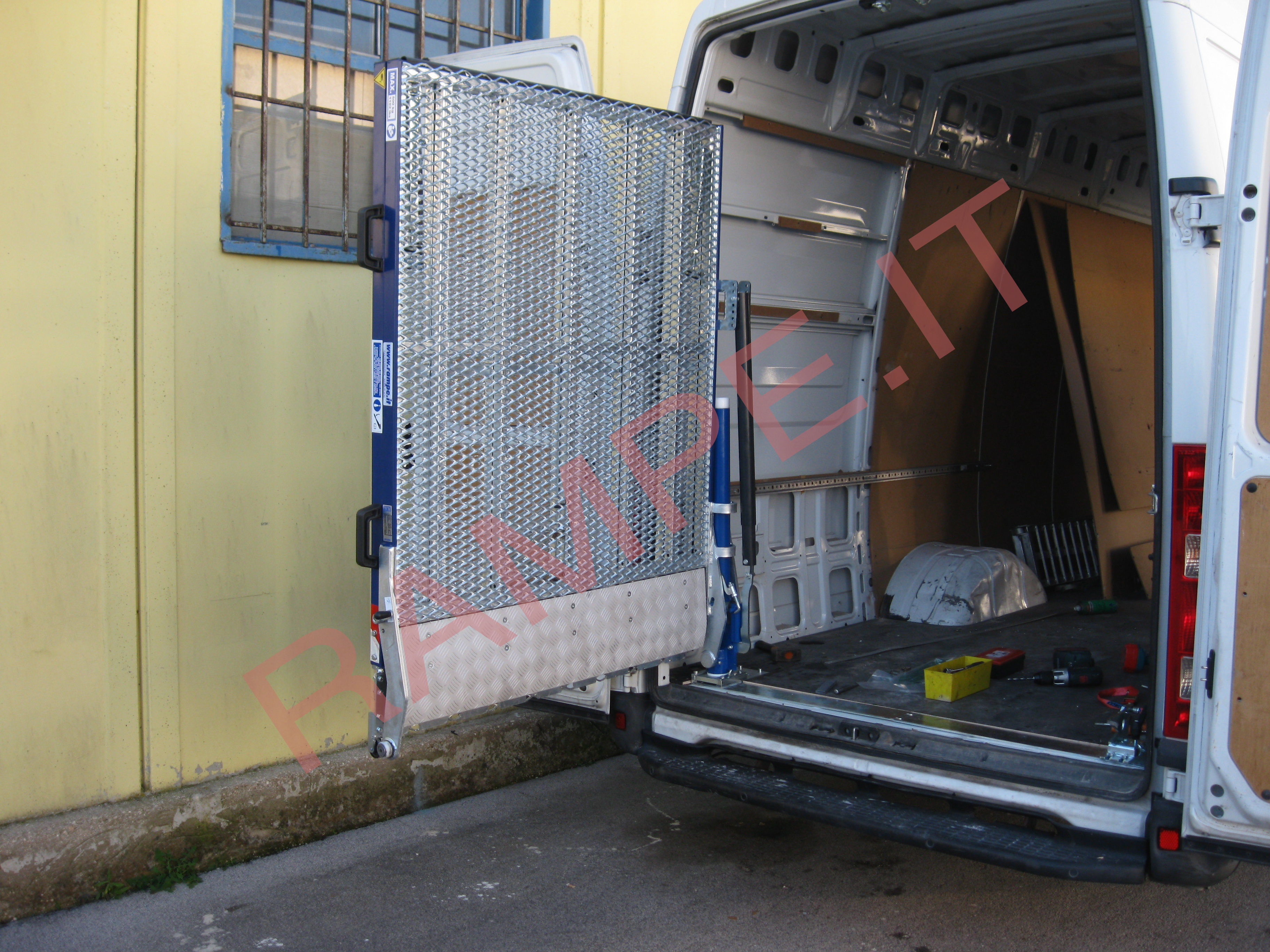 Rampa pieghevole servoassistita portata fino a 500kg per furgoni Opel Vivaro - serie PCR