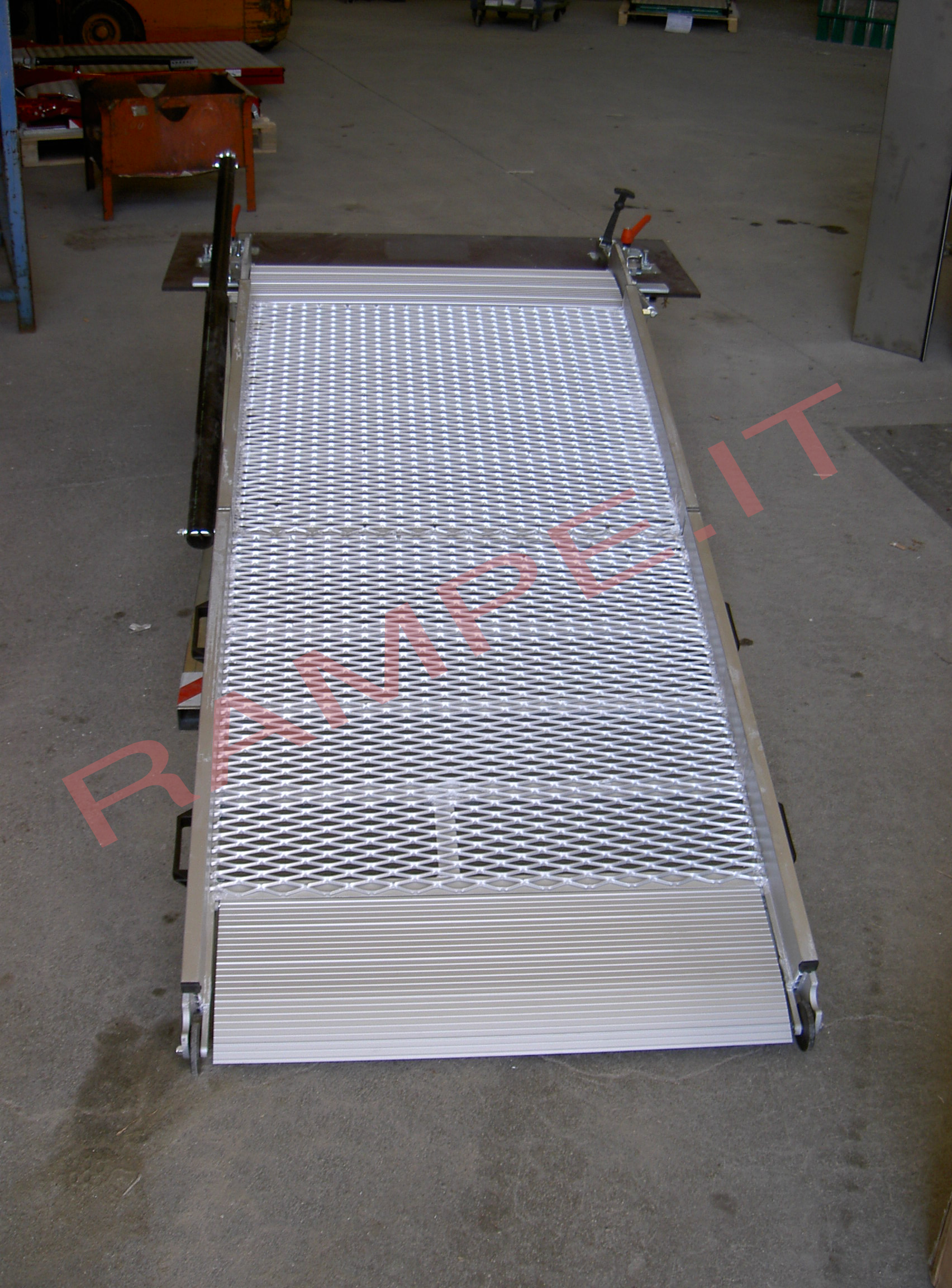 Rampa pieghevole servoassistita portata fino a 500kg per furgoni Peguet Expert - serie PCR