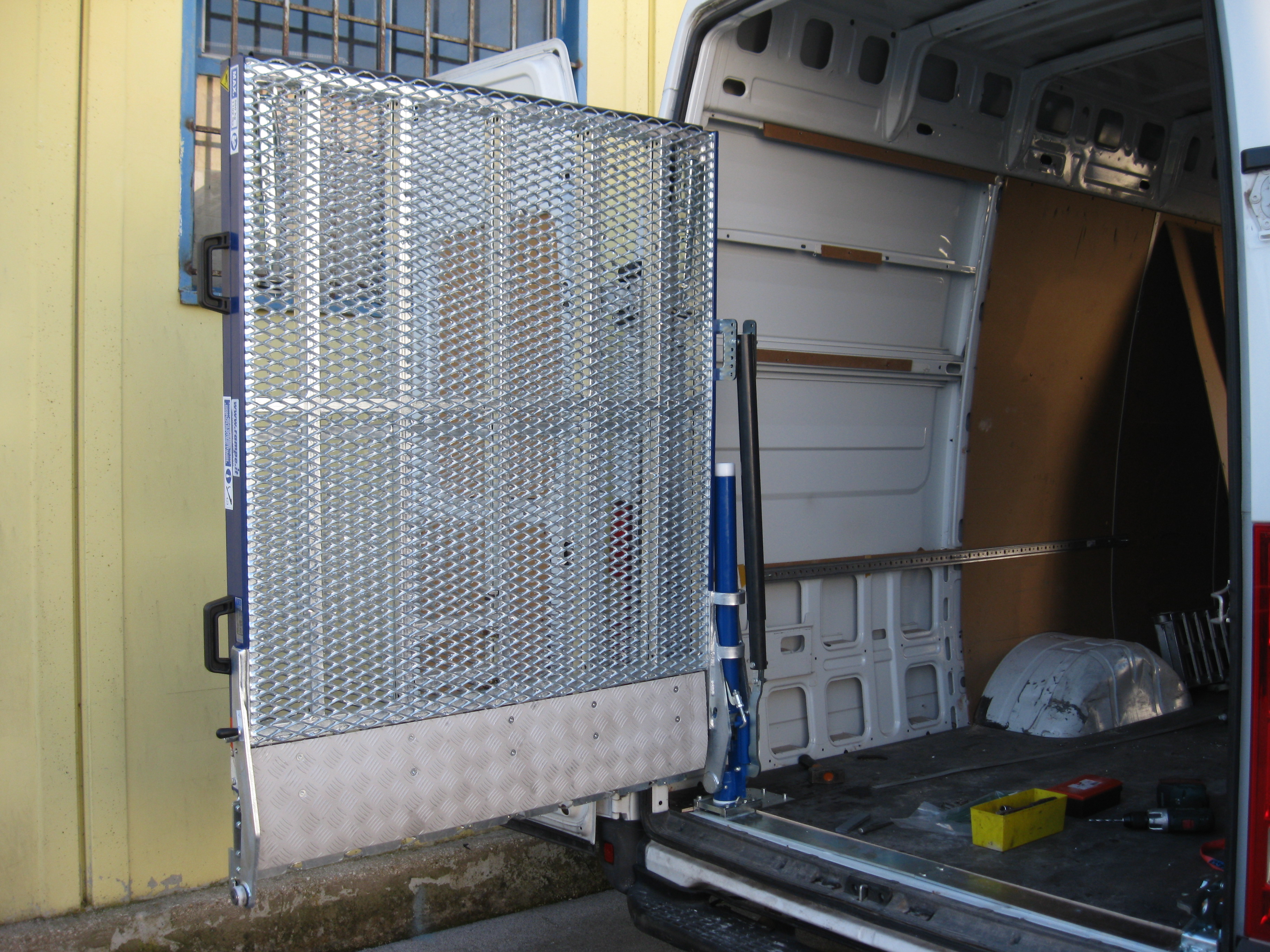 Rampa pieghevole servoassistita portata fino a 500kg per furgoni Renault Kangoo - serie PCR