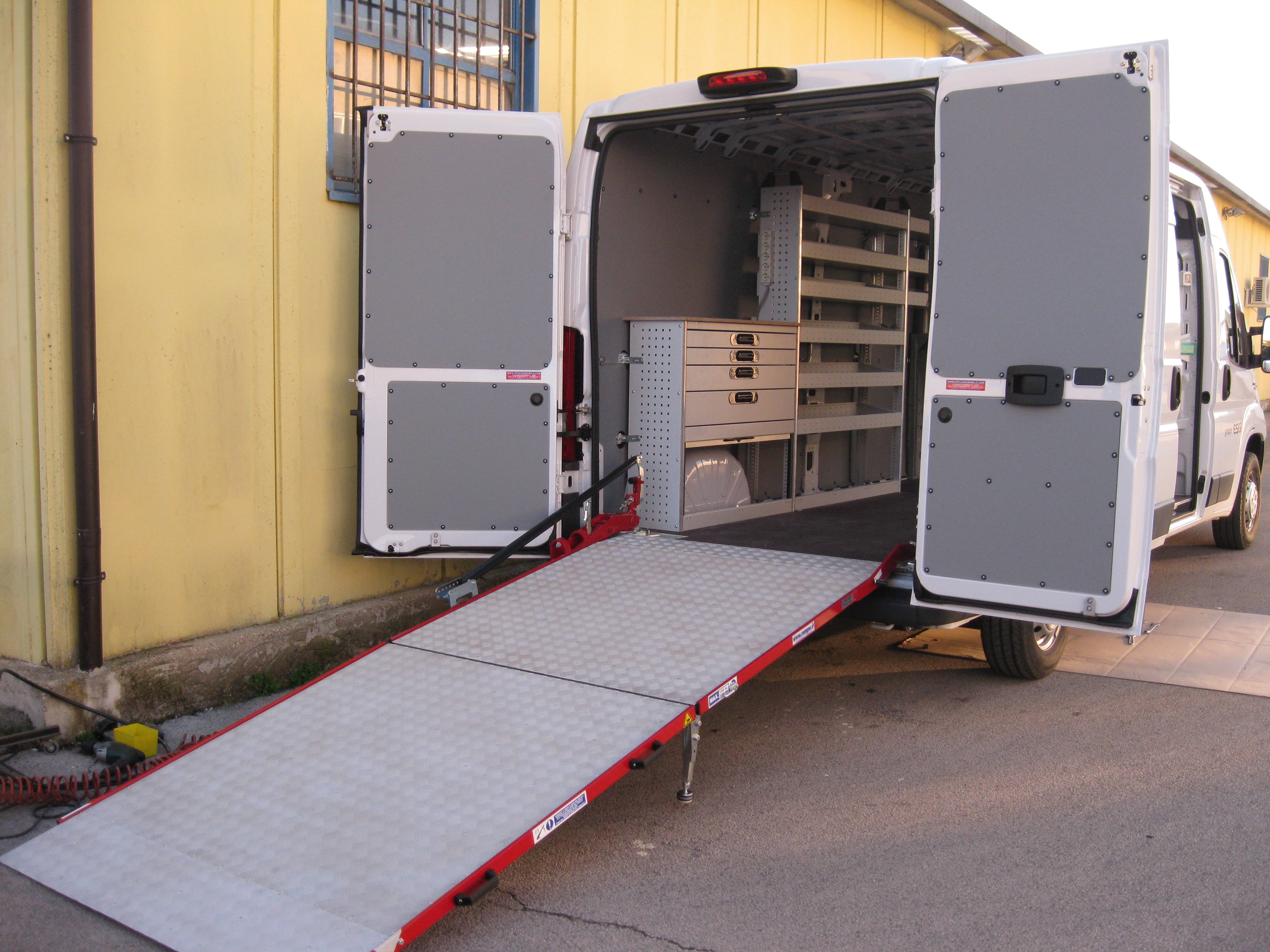 Rampa pieghevole servoassistita portata fino a 1800kg per furgoni Iveco Daily - serie PC