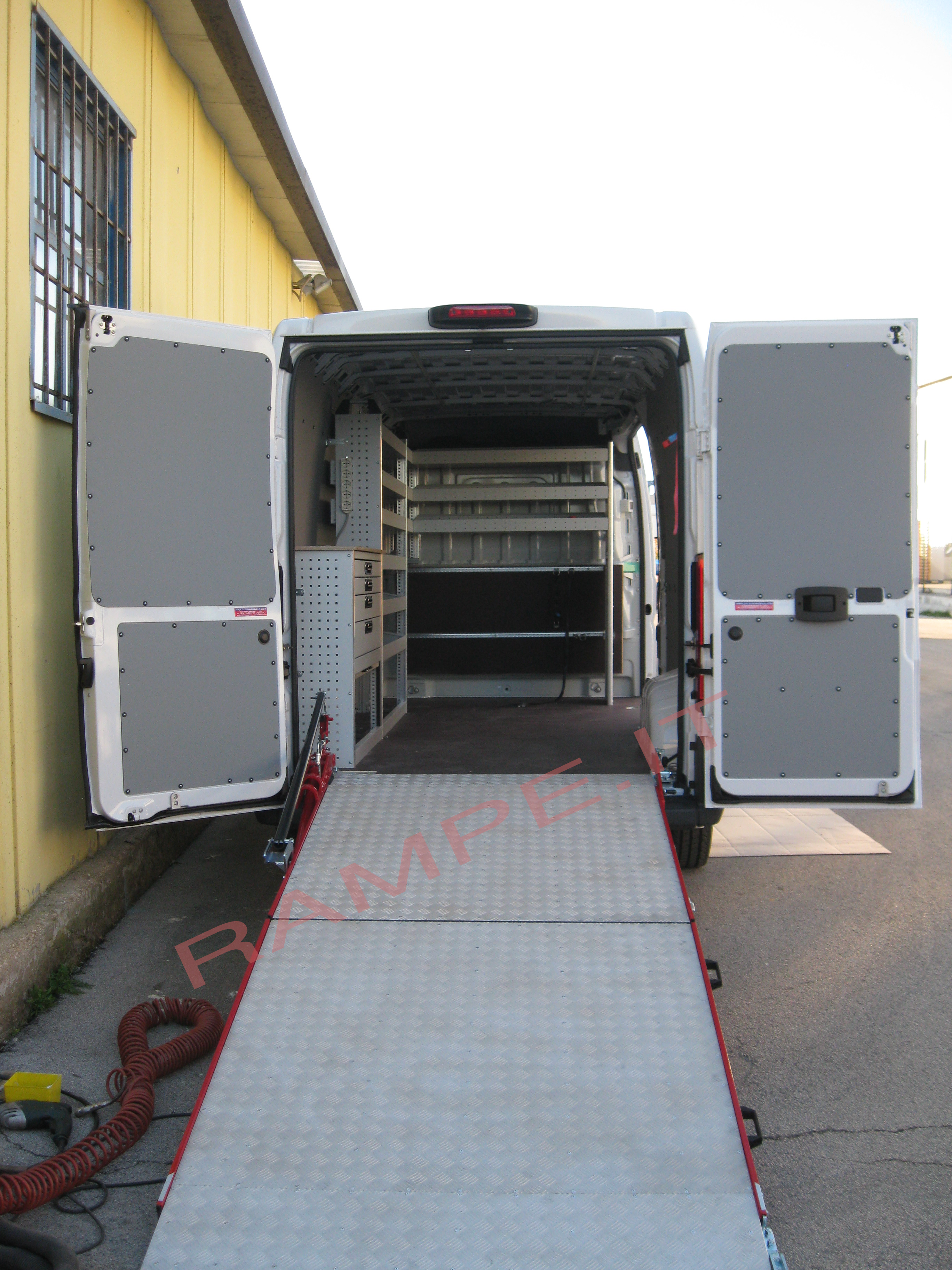 Rampa pieghevole servoassistita portata fino a 1800kg per furgoni Opel Vivaro - serie PC