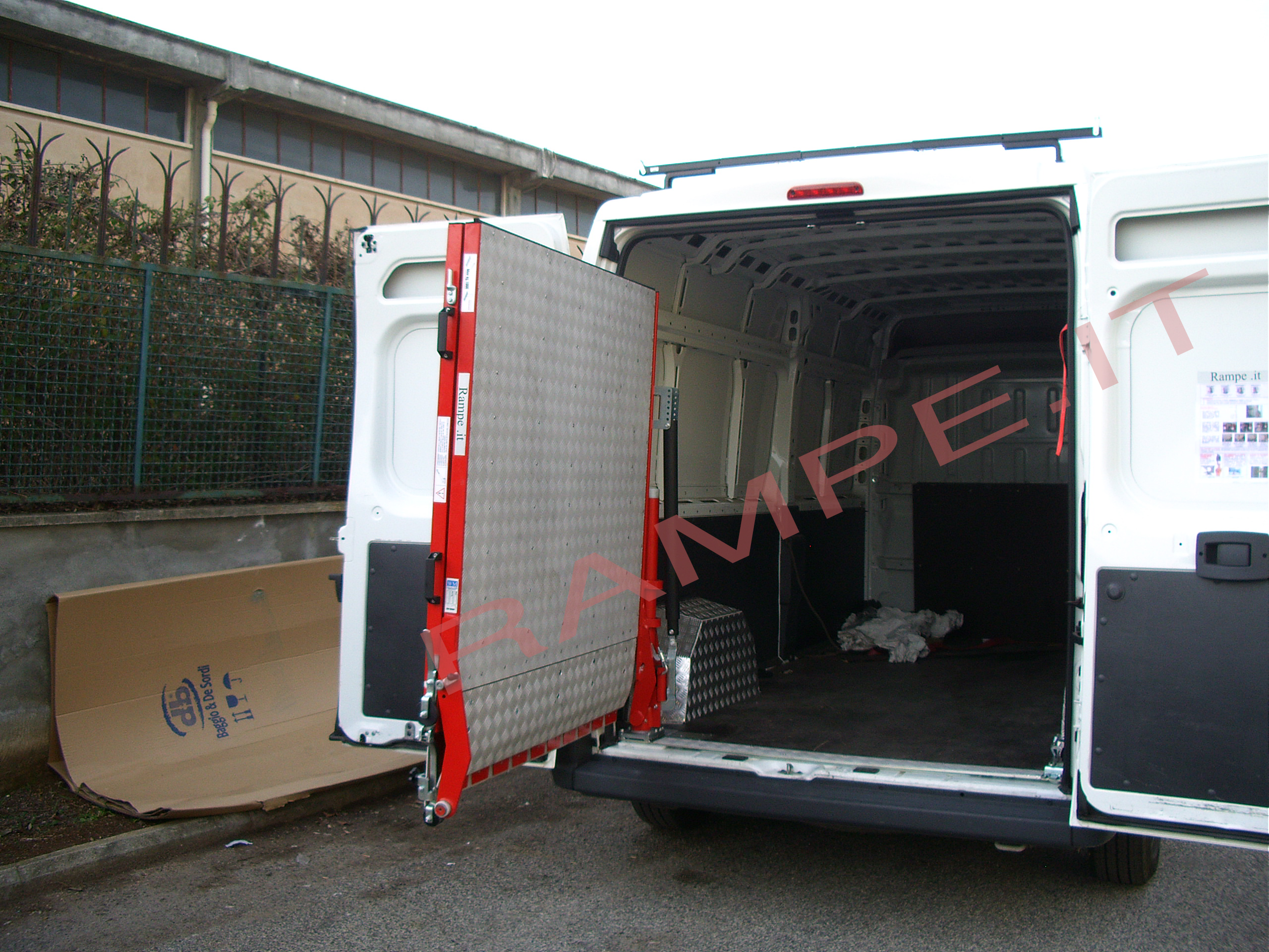 Rampa pieghevole servoassistita portata fino a 1800kg per furgoni Peugeot Partner - serie PC