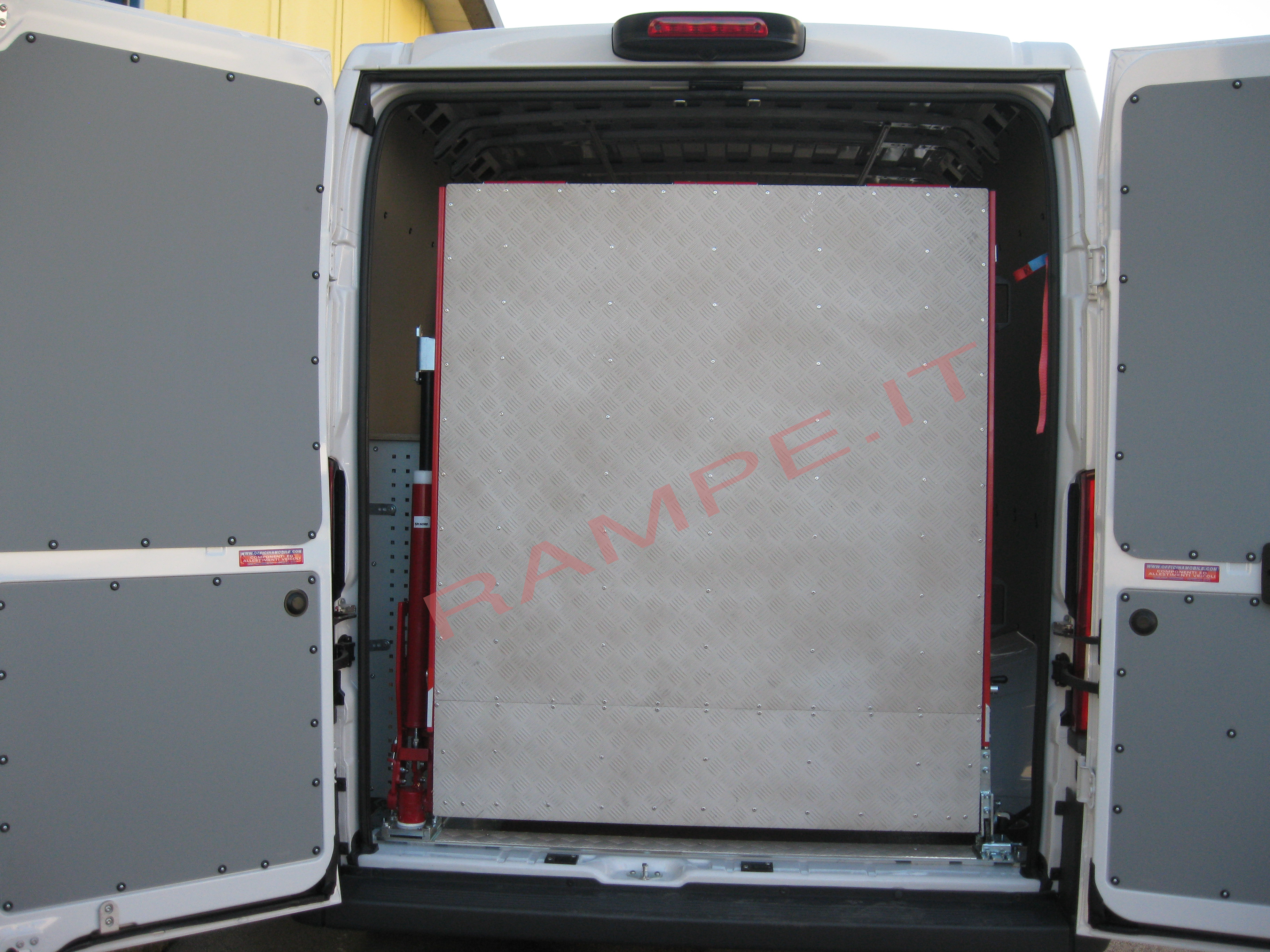 Rampa pieghevole servoassistita portata fino a 1800kg per furgoni Renault Master - serie PC