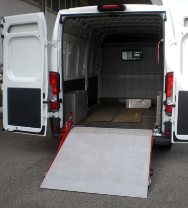 Rampa pieghevole servoassistita portata fino a 500kg per furgoni Citroen Jumpy - serie PM PE