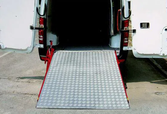 Rampa serie PM e PE installata su Renault Master