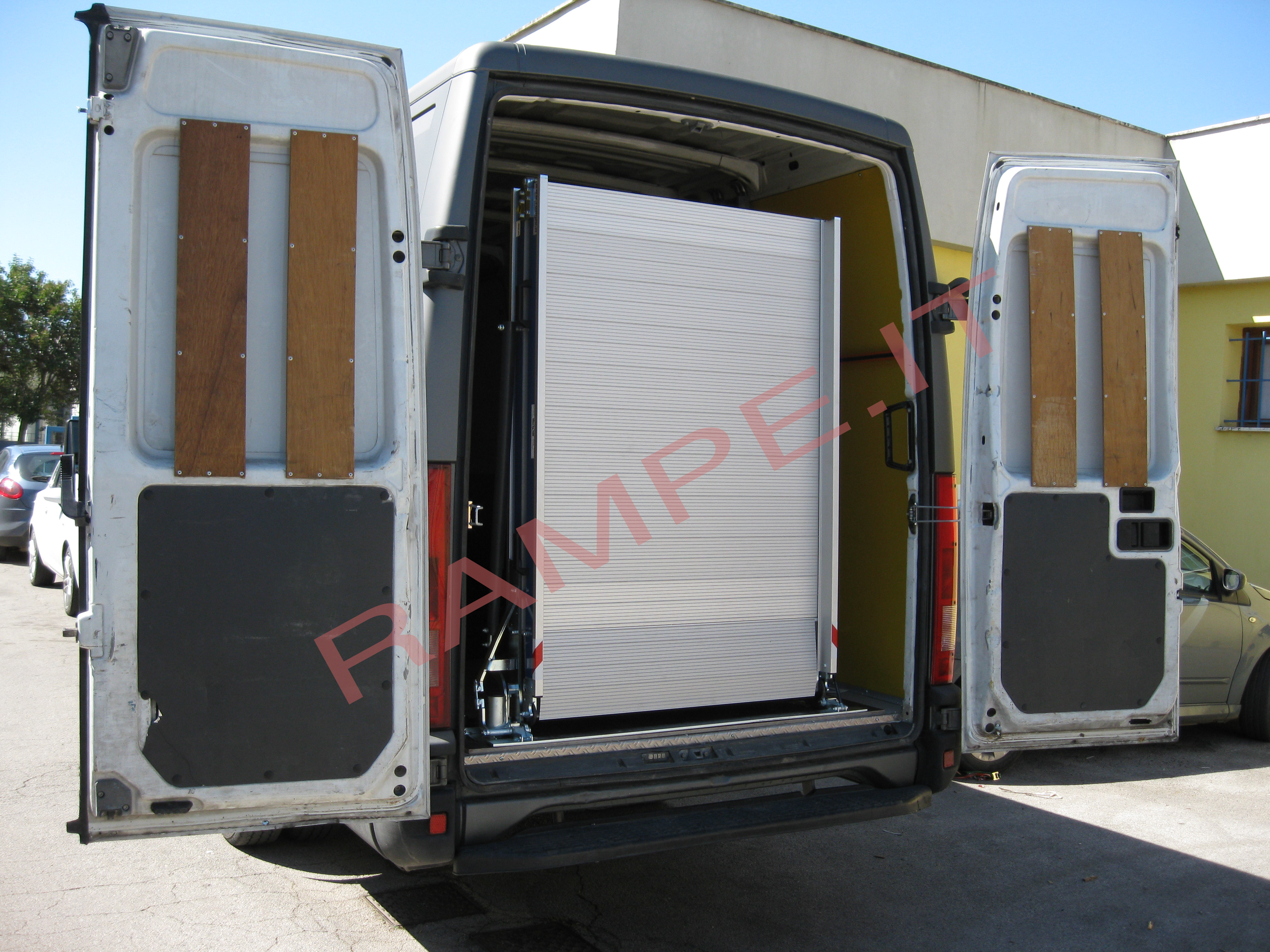 Rampa pieghevole servoassistita portata fino a 400kg per furgoni Renault Master - serie Light