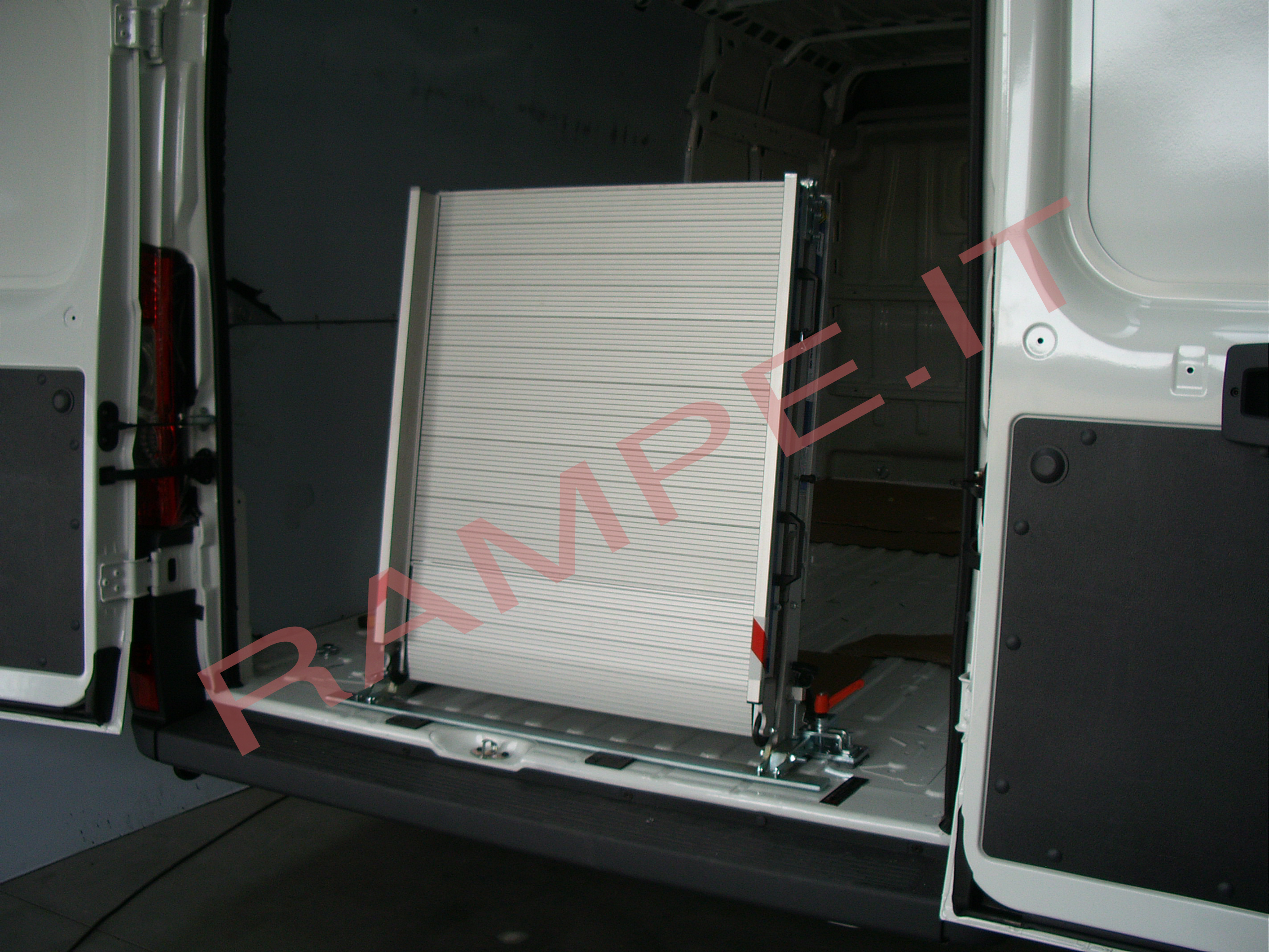 Rampa pieghevole servoassistita portata fino a 400kg per furgoni Volkswagen Crafter - serie Light