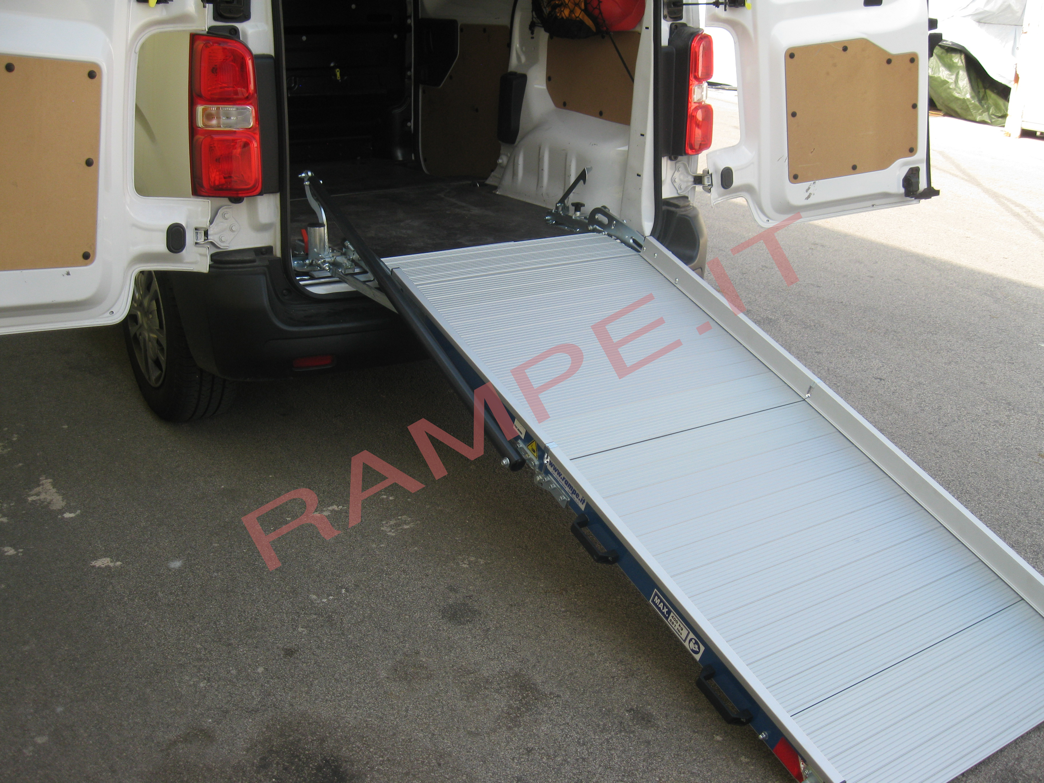Rampa pieghevole servoassistita portata fino a 400kg per furgoni Fiat Doblo - serie Light