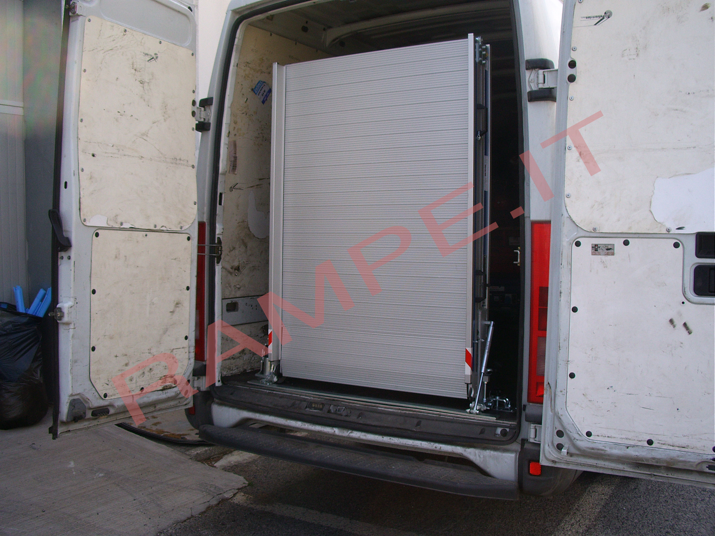Rampa pieghevole servoassistita portata fino a 400kg per furgoni per Fiat Ducato - serie Light