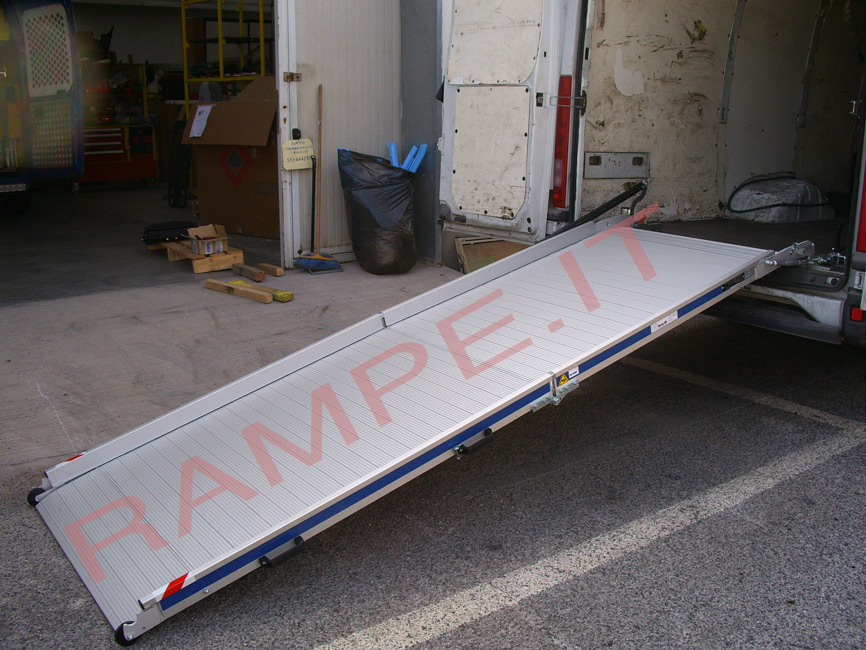 Rampa pieghevole servoassistita portata fino a 400kg per furgoni Ford Transit - serie Light