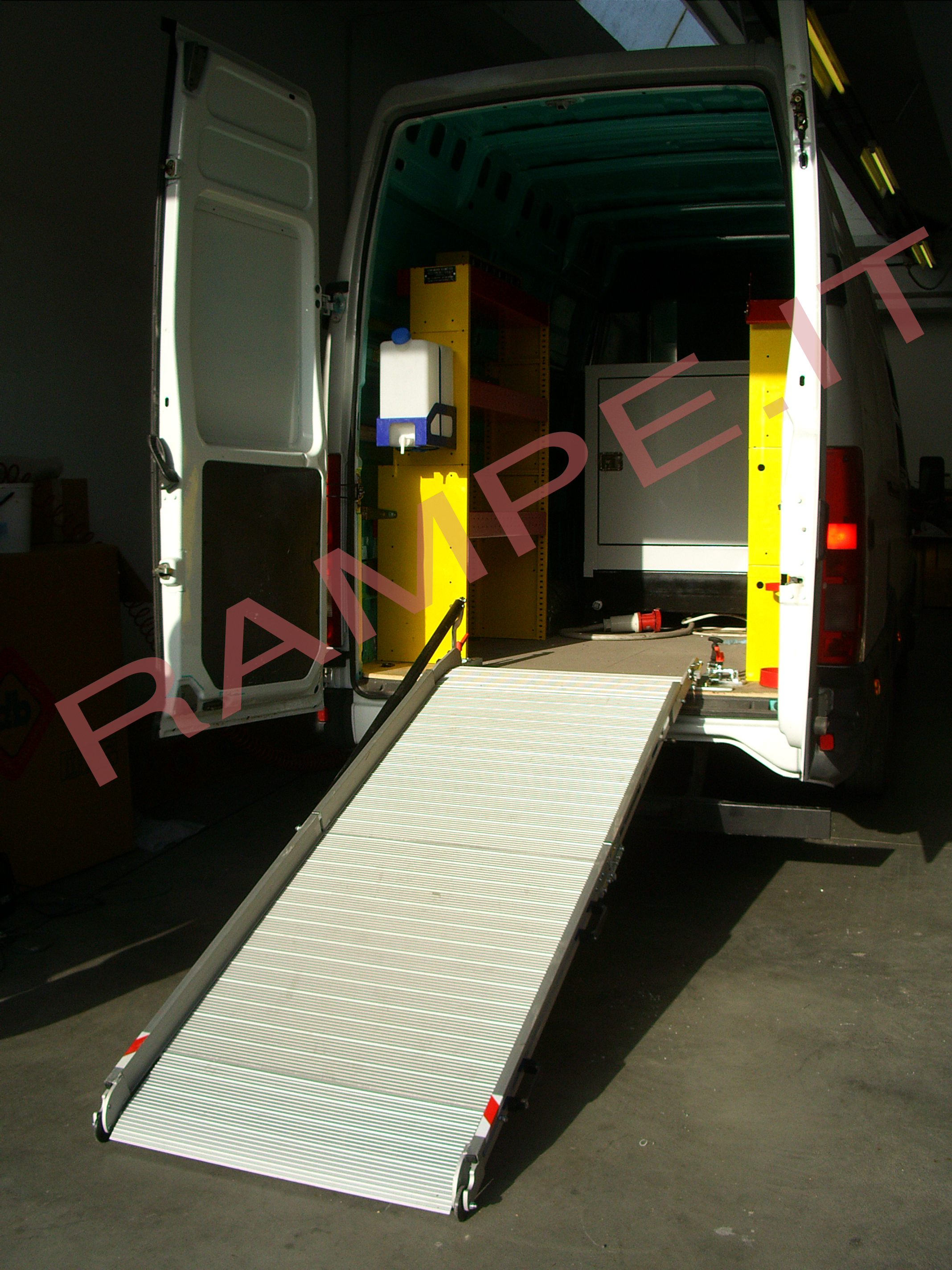 Rampa pieghevole servoassistita portata fino a 400kg per furgoni Mercedes Sprinter - serie Light