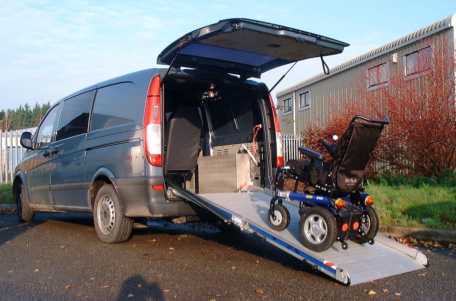 Rampa pieghevole servoassistita portata fino a 400kg per furgoni Mercedes Vito - serie Light