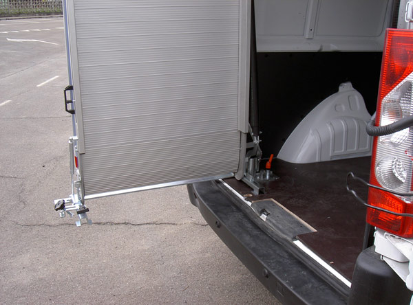 Rampa pieghevole servoassistita portata fino a 400kg per furgoni Opel Vivaro - serie Light