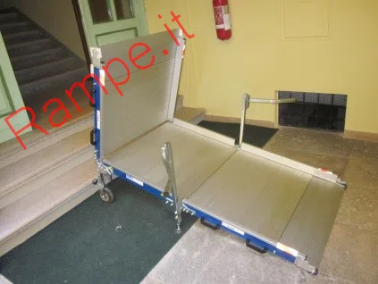 Rampa modulare in alluminio per superamento barriere architettoniche - installazione 2