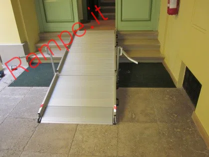 Rampa modulare in alluminio per superamento barriere architettoniche - installazione 3