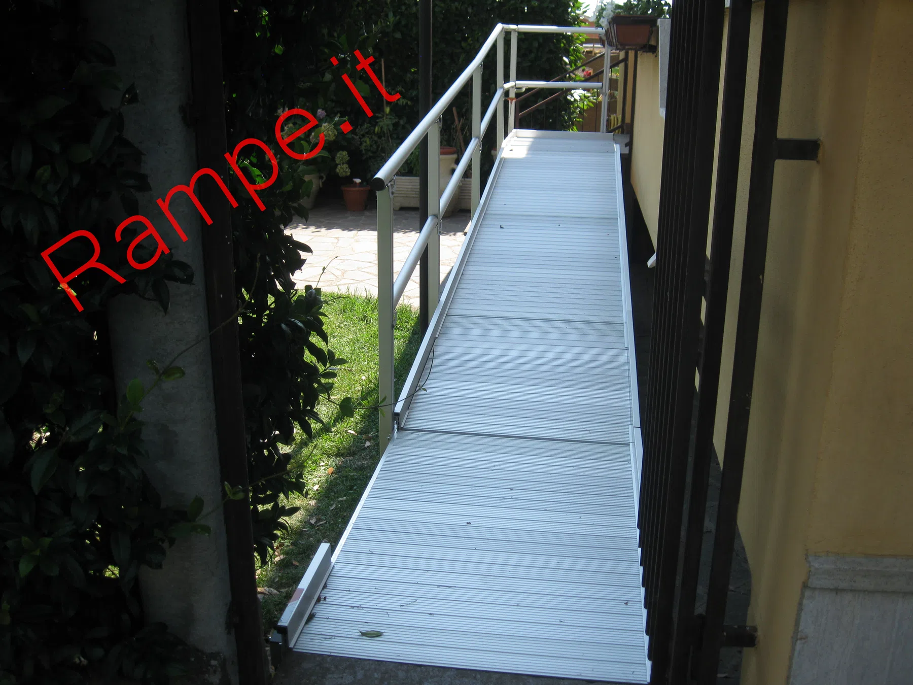 Rampa modulare in alluminio per superamento barriere architettoniche - installazione 5