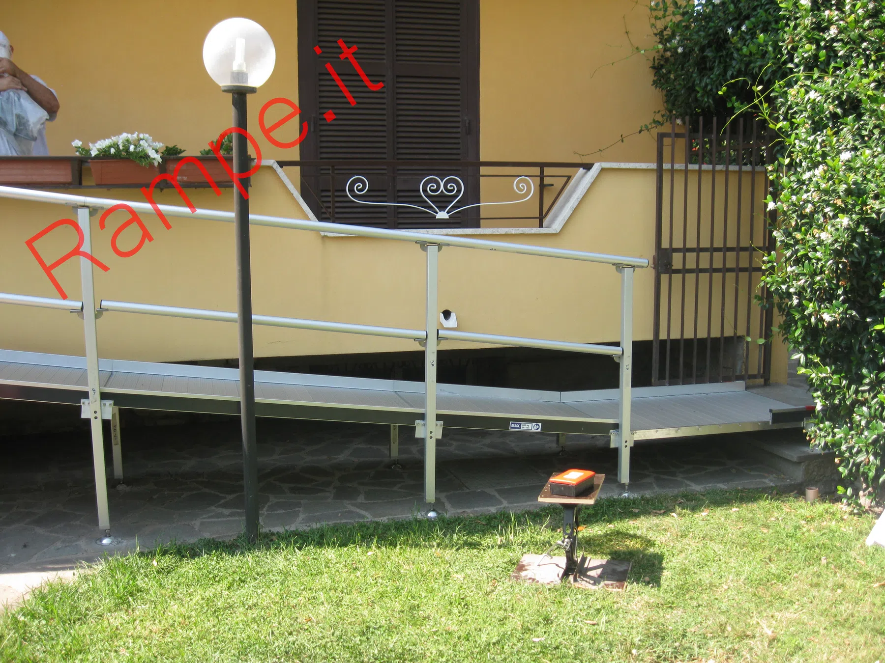 Rampa modulare in alluminio per superamento barriere architettoniche - installazione 6