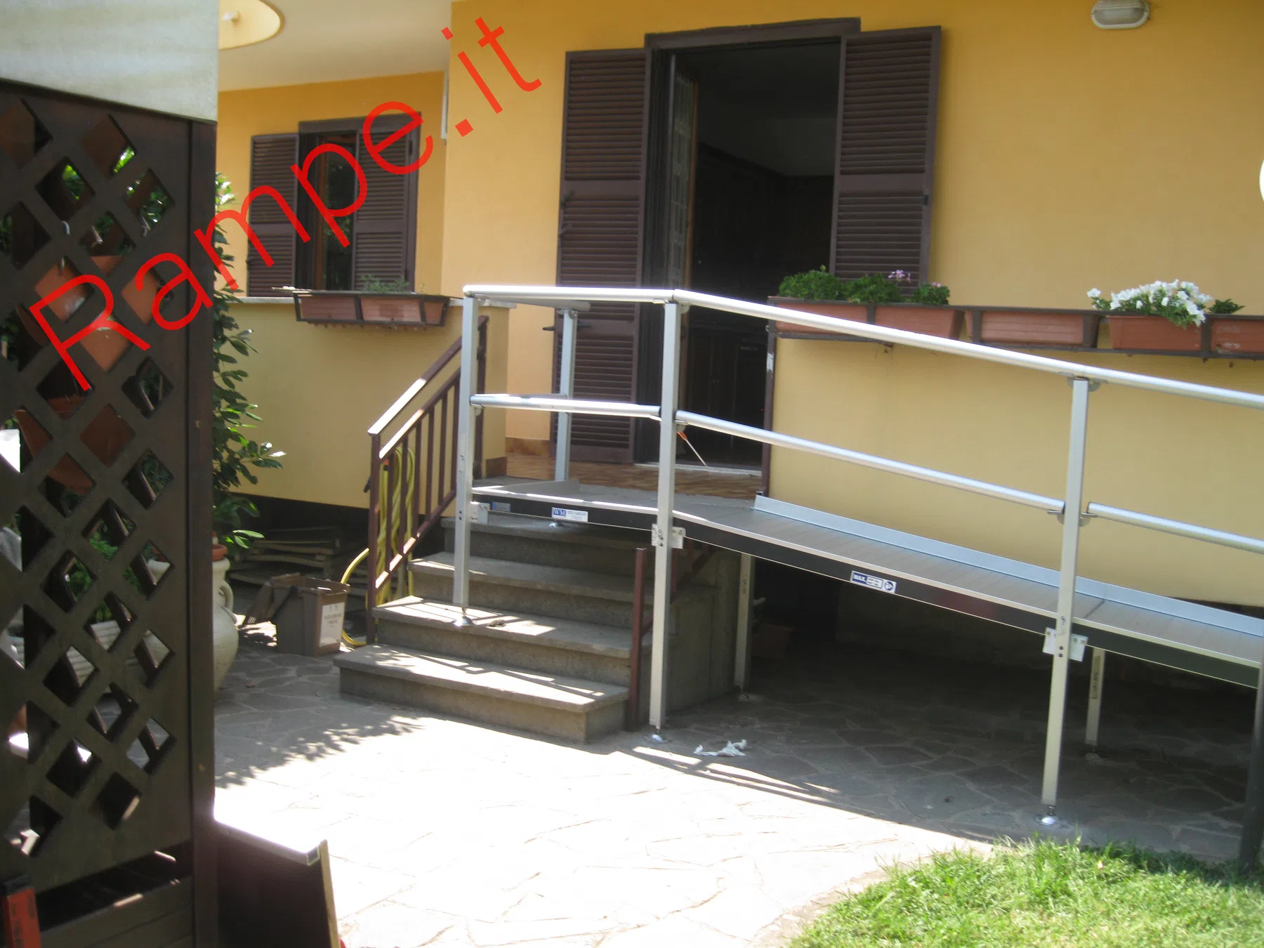 Rampa modulare in alluminio per superamento barriere architettoniche - installazione 7