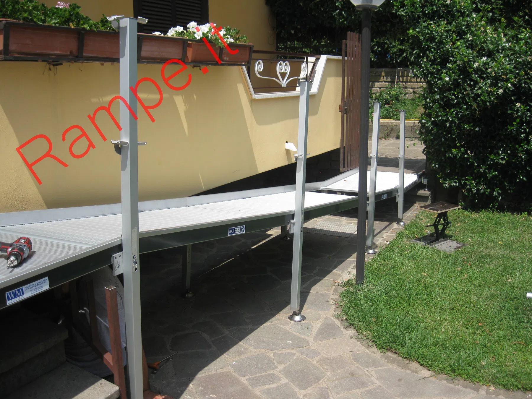 Rampa modulare in alluminio per superamento barriere architettoniche - installazione 8