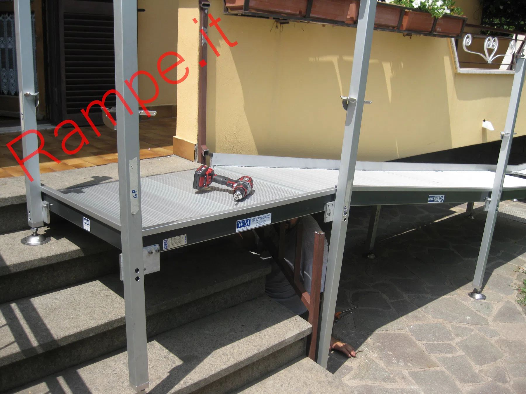 Rampa modulare in alluminio per superamento barriere architettoniche - installazione 10
