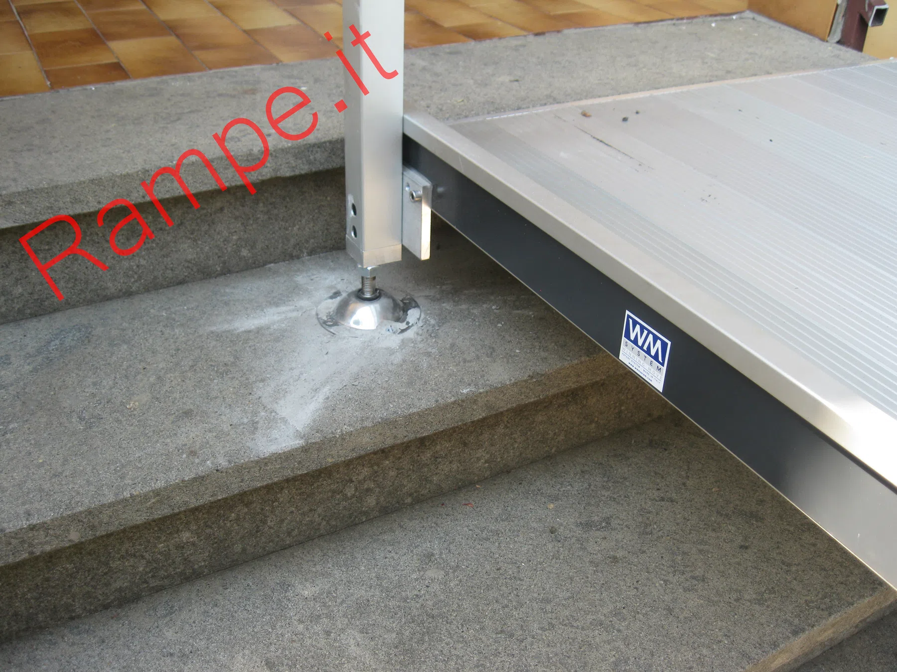 Rampa modulare in alluminio per superamento barriere architettoniche - installazione 11