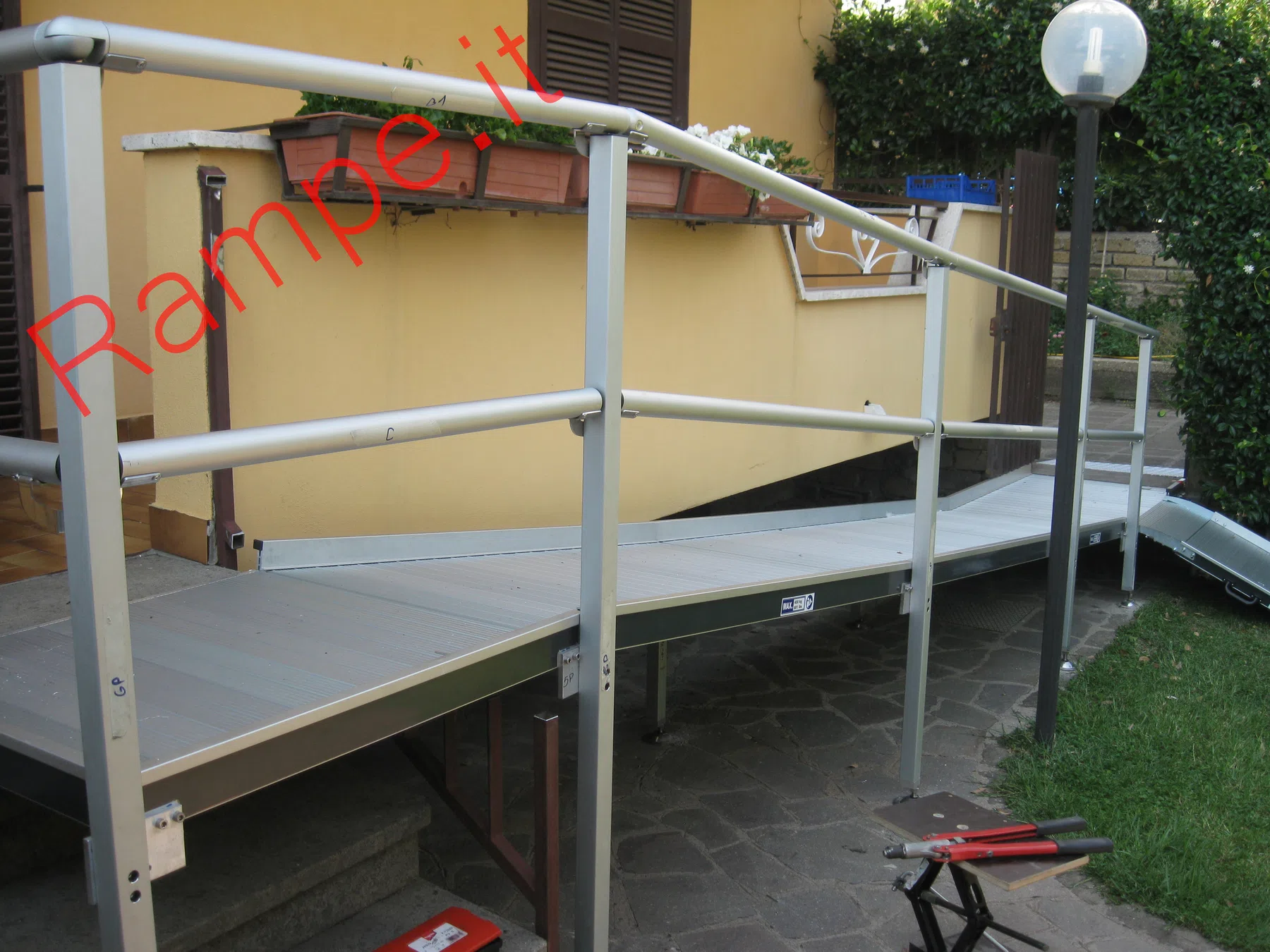 Rampa modulare in alluminio per superamento barriere architettoniche - installazione 12