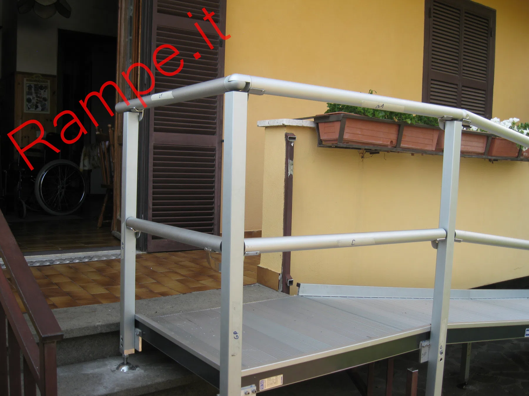 Rampa modulare in alluminio per superamento barriere architettoniche - installazione 14