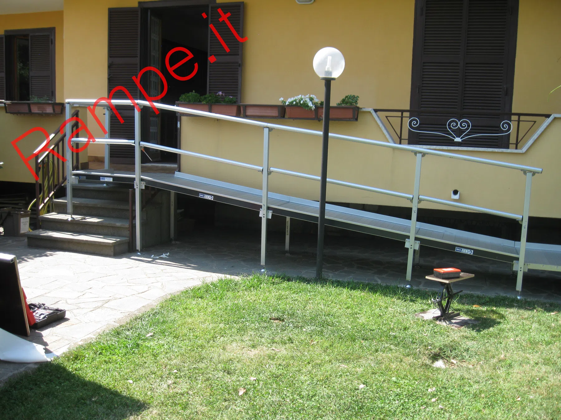Rampa modulare in alluminio per superamento barriere architettoniche - installazione 15