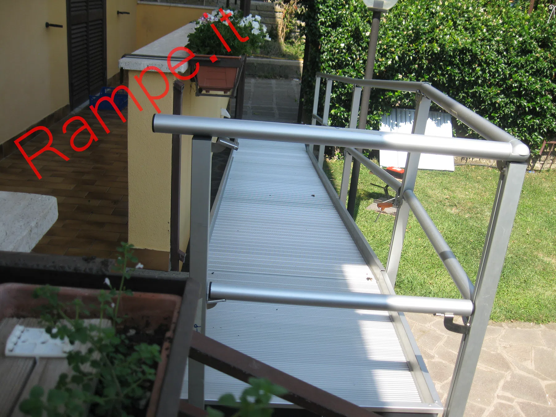 Rampa modulare in alluminio per superamento barriere architettoniche - installazione 16