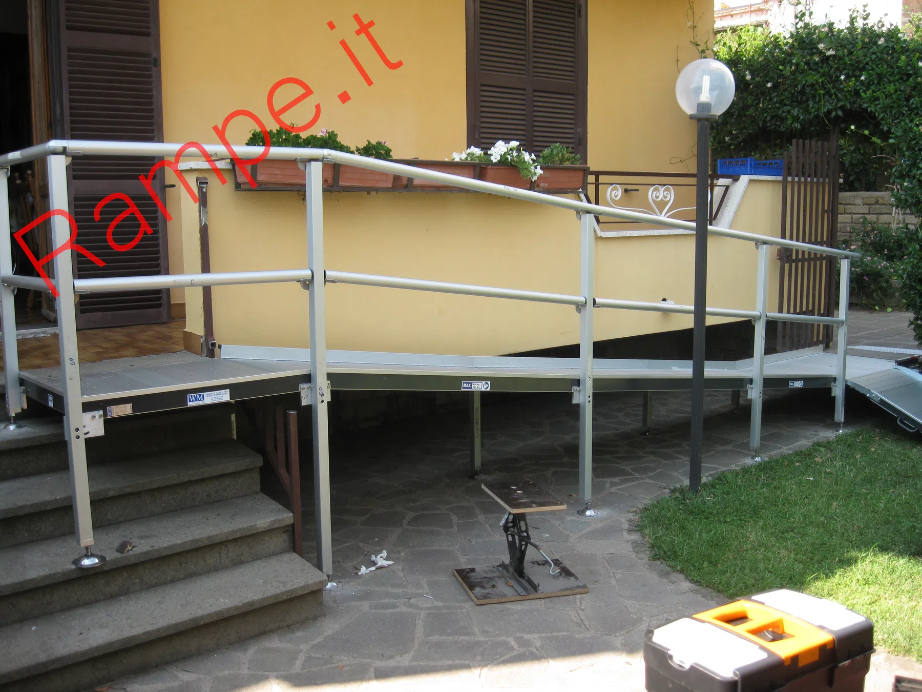 Rampa modulare in alluminio per superamento barriere architettoniche - installazione 18