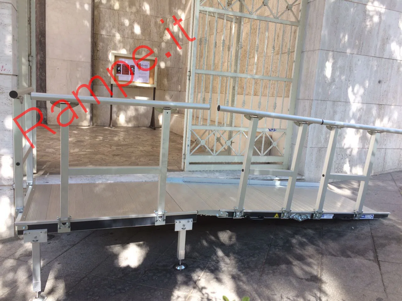 Rampa modulare in alluminio per superamento barriere architettoniche - installazione 19