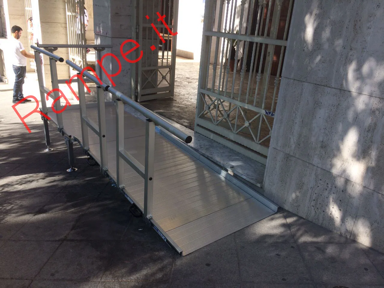 Rampa modulare in alluminio per superamento barriere architettoniche - installazione 21