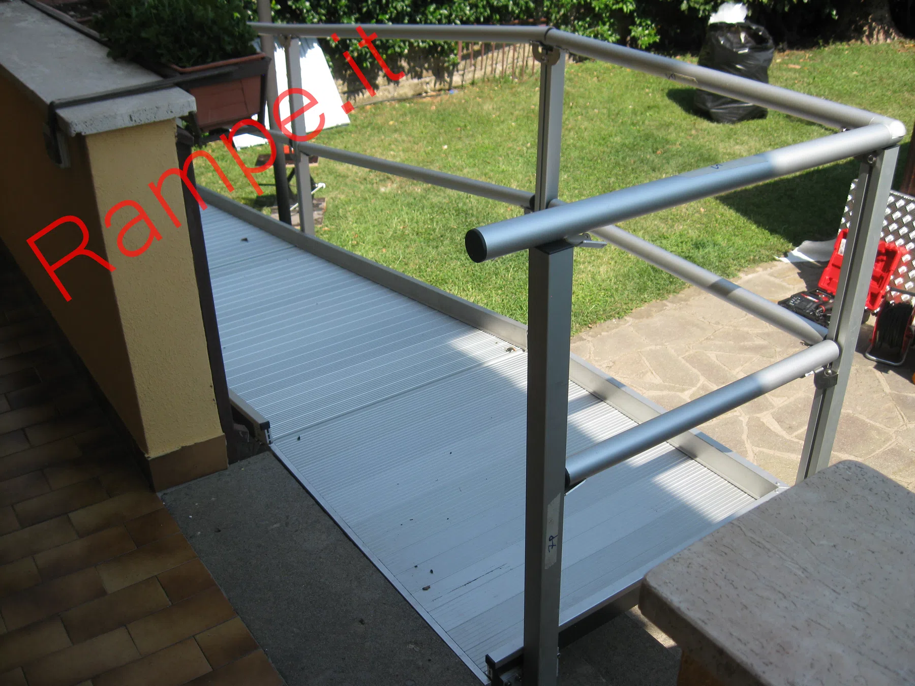 Rampa modulare in alluminio per superamento barriere architettoniche - installazione 24