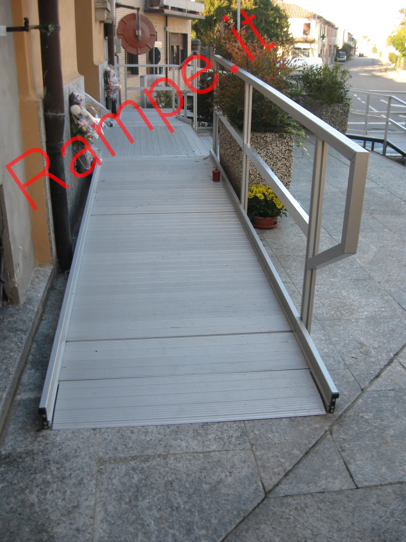 Rampa modulare in alluminio per superamento barriere architettoniche - installazione 25