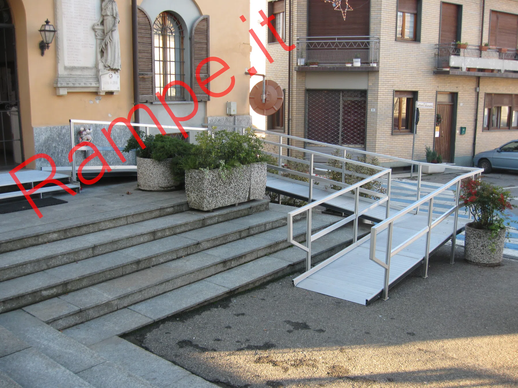 Rampa modulare in alluminio per superamento barriere architettoniche - installazione 26