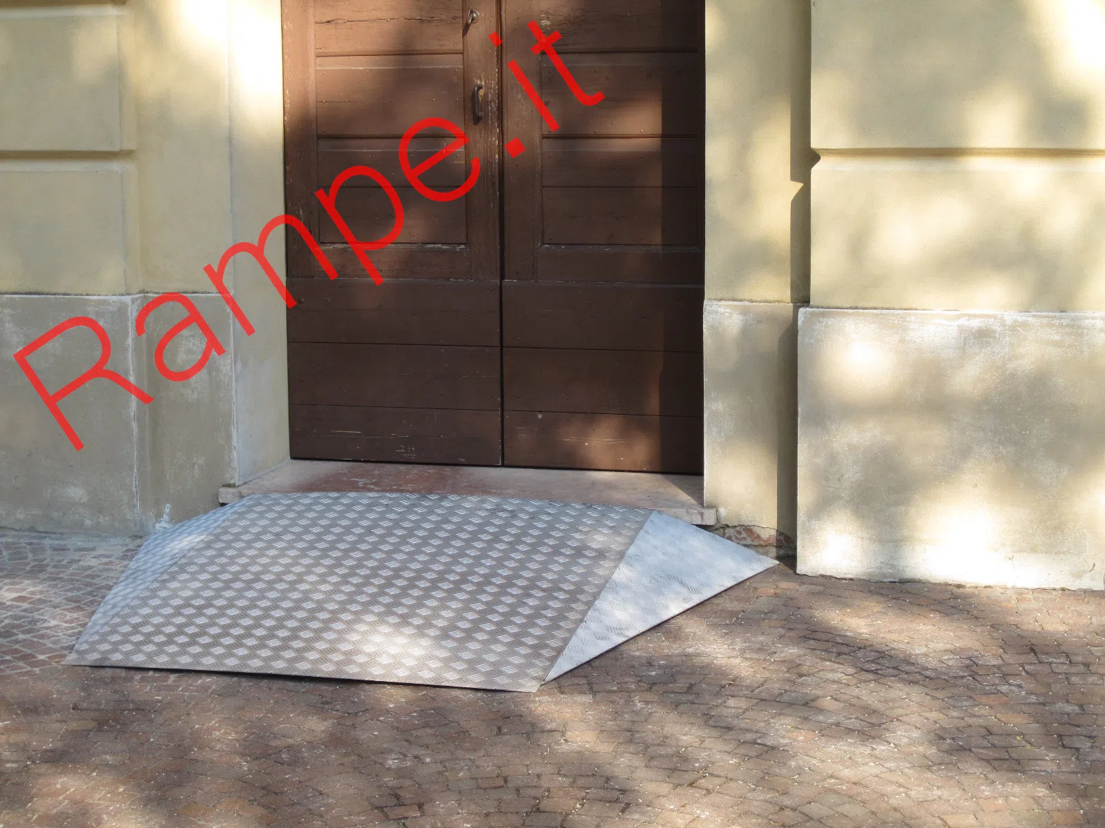 Rampa modulare in alluminio per superamento barriere architettoniche - installazione 27