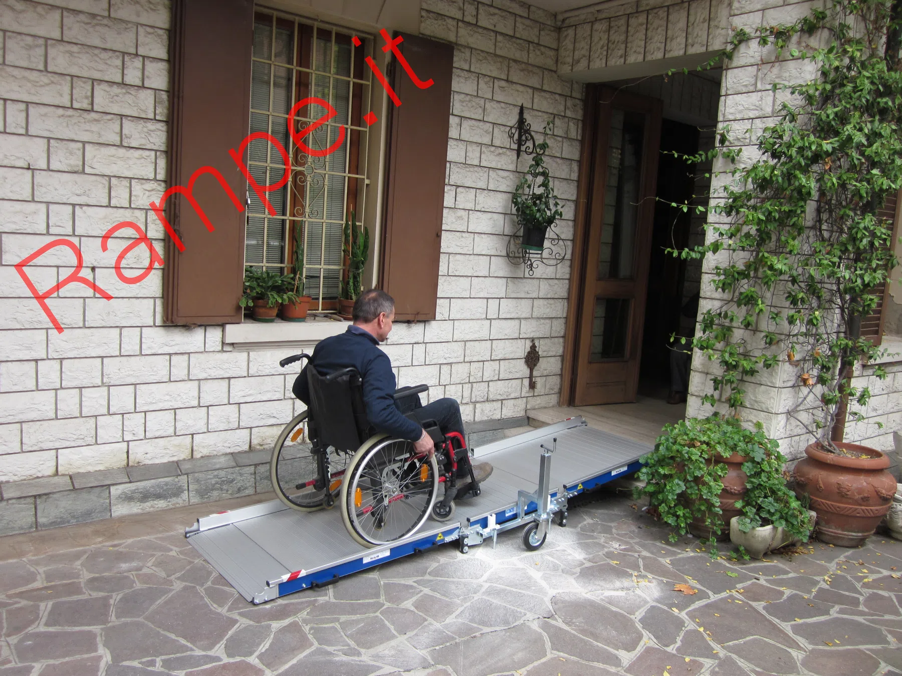 Rampa modulare in alluminio per superamento barriere architettoniche - installazione 30