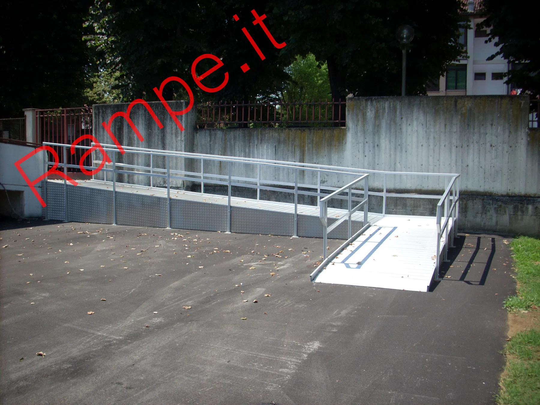 Rampa modulare in alluminio per superamento barriere architettoniche - installazione 32