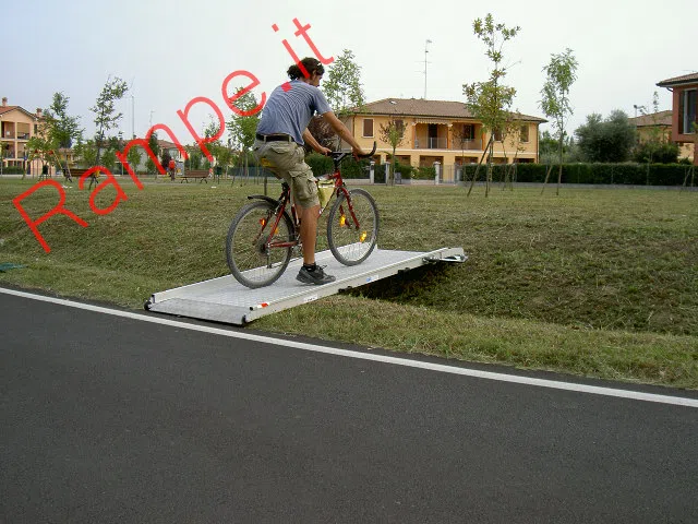 Rampa modulare in alluminio per superamento barriere architettoniche - installazione 33