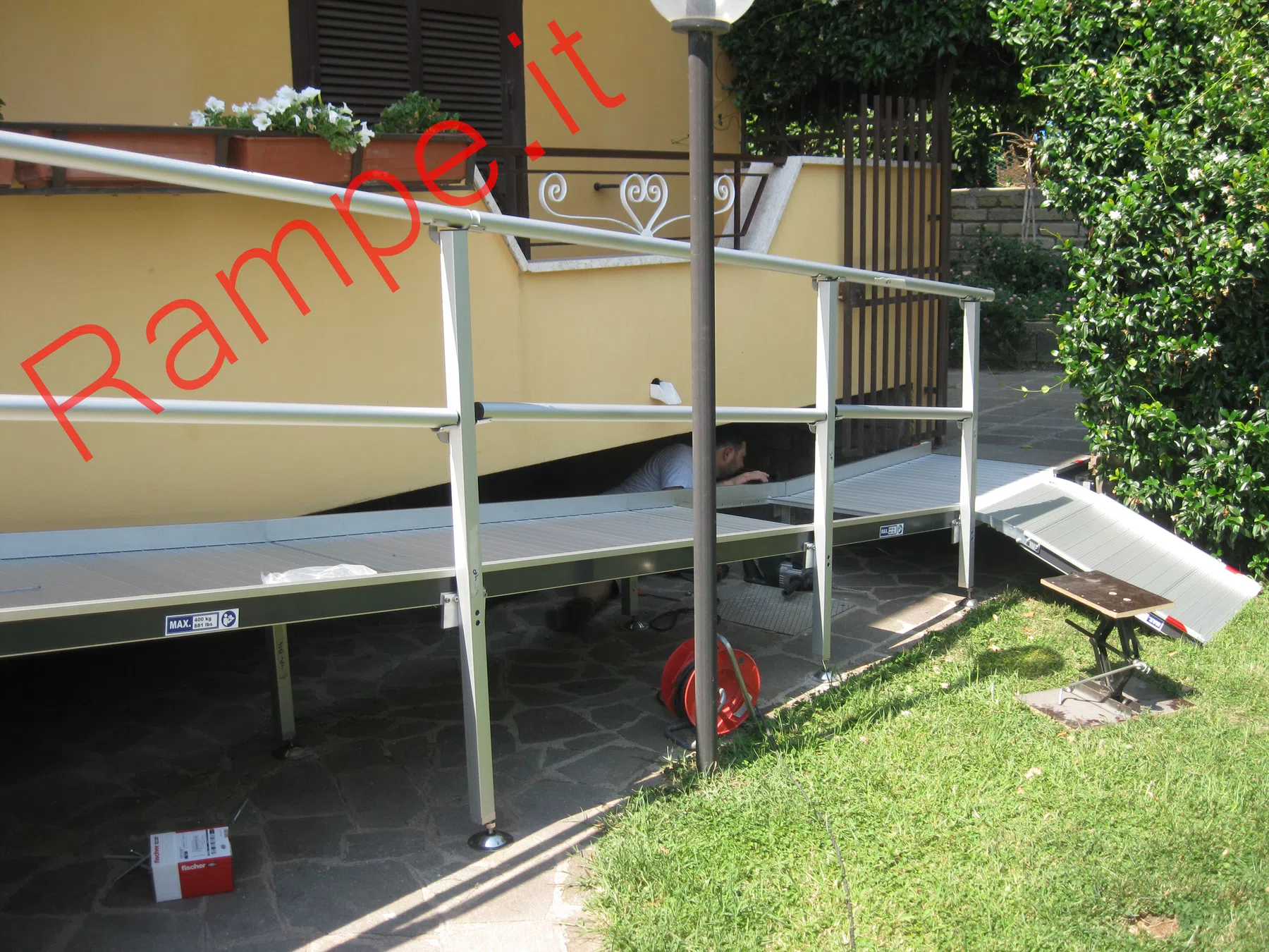 Rampa modulare in alluminio per superamento barriere architettoniche - installazione 36