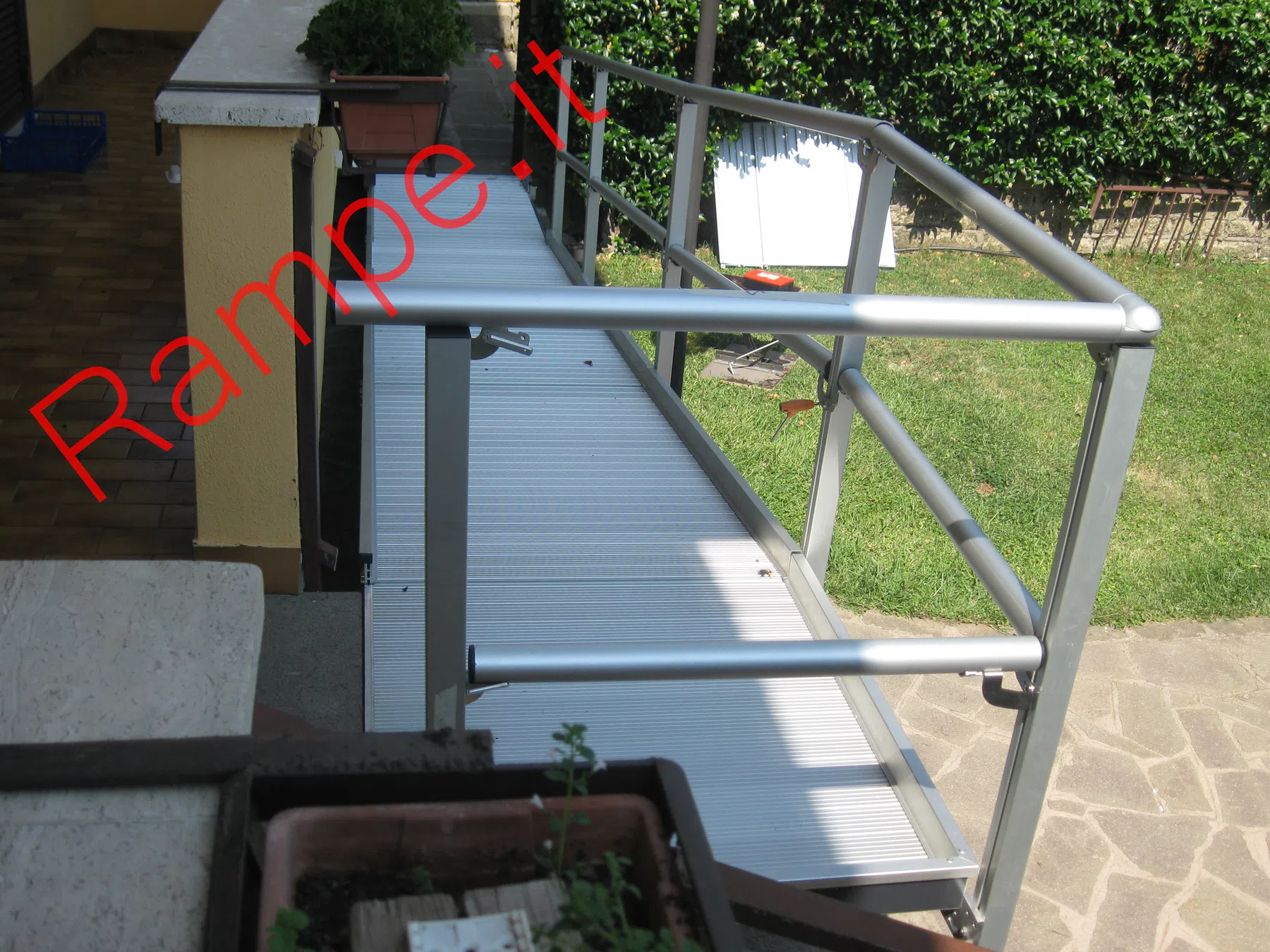 Rampa modulare in alluminio per superamento barriere architettoniche - installazione 38